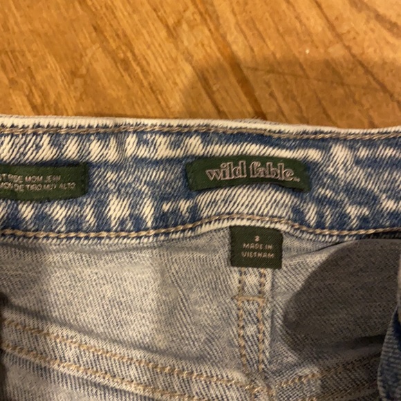High Rise Mom Jean ripped size 2 - Picture 2 of 3